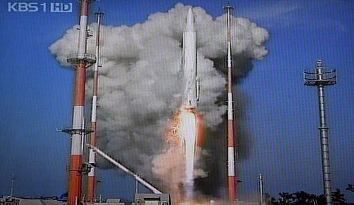 한국 최초의 우주발사체 나로호(KSLV-1)가 25일 전남 고흥군 외나로도 나로우주센터 발사대에서 힘차게 날아오르고 있다. 나로호는 지난 19일 오후 카운트다운 7분56초 상황에서 소프트웨어 오류로 발사가 중지됐었다.(KBS TV화면 캡쳐) 서울=연합뉴스