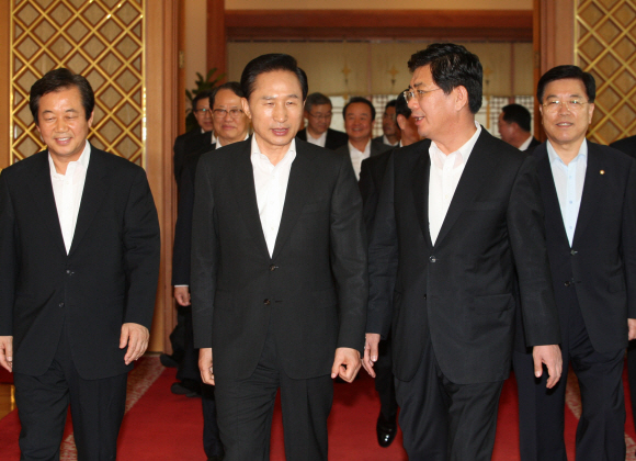 이명박(왼쪽에서 두번째) 대통령이 25일 한나라당 정책위 의장단과 함께 청와대 오찬장으로 향하고 있다. 사진 앞줄 왼쪽부터 백성운 4정조위원장, 이 대통령, 김성조 정책위의장, 김광림 3정조위원장. 최해국기자 seaworld@seoul.co.kr