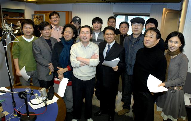 오성수(앞줄 가운데) PD를 비롯한 MBC 라디오 다큐멘터리 드라마 ‘격동 50년’의 제작진과 출연 성우들.