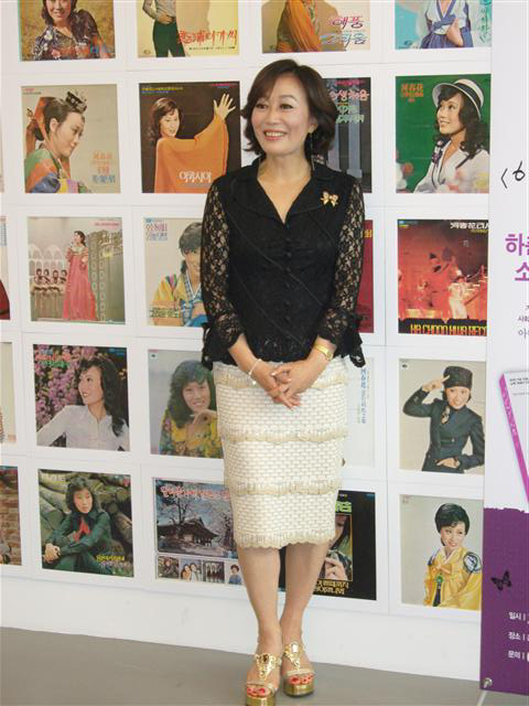 26일 하춘화가 서울 홍대 인근의 갤러리에서 간담회를 갖고 자신의 음반을 배경으로 포즈를 취했다.