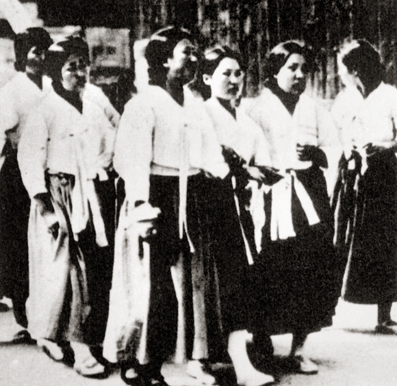 1933년 메이데이 행사에 참가한 재일조선인 여성들.