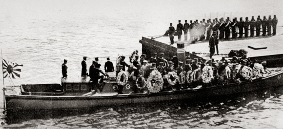 1909년 사망한 이토 히로부미 시신이 송환되는 장면.