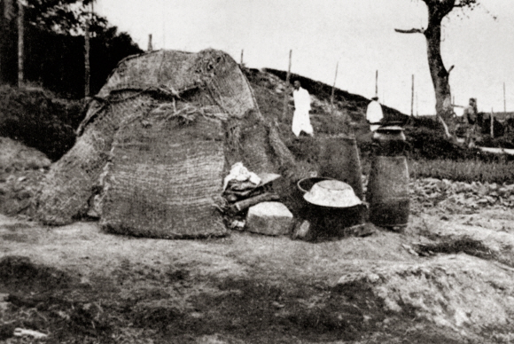 한일병합 후 토지를 빼앗겨 도시로 이주한 토막민 거처.