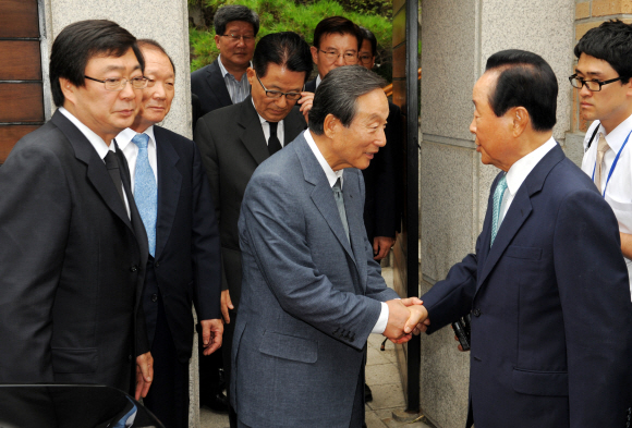 김영삼(오른쪽) 전 대통령이 26일 서울 상도동 자택을 방문하고 돌아가는 권노갑 전 의원과 악수하고 있다. 권 전 의원과 민주당 박지원(가운데) 의원 등은 김 전 대통령이 고 김대중 전 대통령 국장기간 조의를 표시한 것에 대한 감사의 뜻을 전하러 왔다. 왼쪽은 김대중 전 대통령의 차남 홍업씨.  안주영기자 jya@seoul.co.kr 