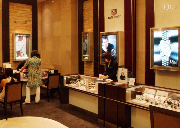 정부의 세제 개편으로 연봉 1억원 안팎인 직장인들의 세금 부담은 늘어나는 반면 1억 5000만원 이상자는 오히려 세금이 줄게 됐다. 사진은 서울 시내 한 백화점의 명품관 시계 매장.  서울신문 포토라이브러리