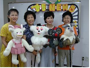 사랑누리 인형극 봉사단이 서울 천호1동 자원봉사센터 연습실에서 인형을 들고 환하게 웃고 있다.  강동구 제공