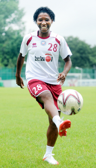 ‘코리안 드림’을 꿈꾸는 브라질의 쁘레치냐가 27일 경기 시흥시의 여자축구 대교 캥거루스 훈련장에서 활짝 웃으며 발재간을 뽐내고 있다. 김명국기자 daunso@seoul.co.kr