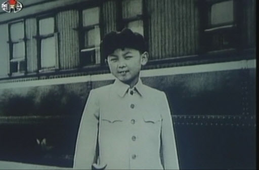 김정일 위원장의 초등학교 시절 모습으로 보인다.