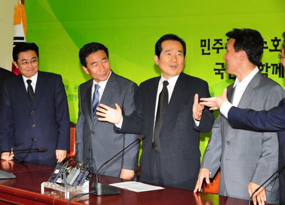 민주당 정세균(오른쪽에서 두번째) 대표가 27일 서울 여의도동 국회 당 대표실에서 ‘국회 등원’을 선언하는 기자회견을 마친 뒤 지도부와 환담하고 있다. 왼쪽부터 전병헌 전략기획위원장, 이강래 원내대표, 정 대표, 김민석 최고위원. 이호정기자 hojeong@seoul.co.kr