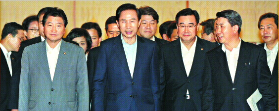 이명박(앞줄 왼쪽에서 두번째) 대통령이 27일 청와대에서 한나라당 원내대표단과 만찬장으로 향하고 있다. 앞줄 왼쪽부터 안상수 원내대표, 이 대통령, 김정훈 원내수석부대표, 이동관 청와대 대변인. 최해국기자 seaworld@seoul.co.kr