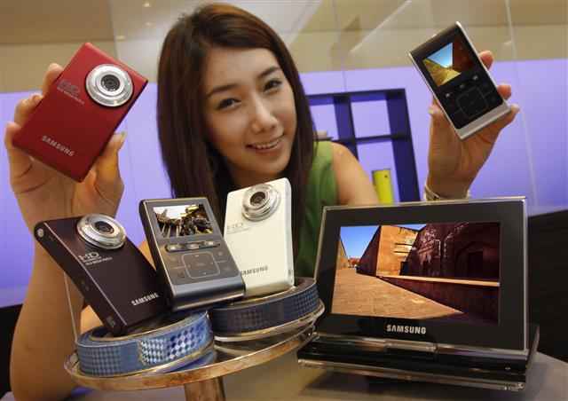 삼성전자의 한 모델이 독일 베를린에서 열리는 ‘IFA 2009’에전시될 혁신적인 디자인을 적용한 캠코더와 디지털액자 신제품을 선보이고 있다.  삼성전자 제공