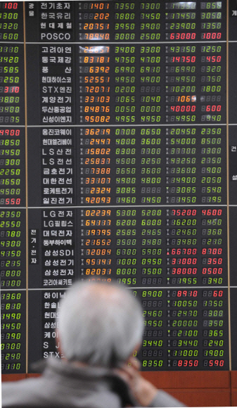 노후를 대비해 소액으로도 적극적으로 재테크에 나서는 5080세대가 늘어나고 있다. 사진은 주식 시황판을 주시하는 5080세대들.  서울신문 포토라이브러리