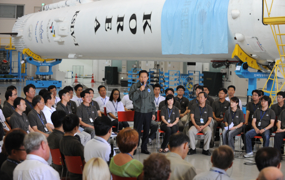 이명박 대통령이 28일 전남 고흥군 외나로도에 있는 나로우주센터를 방문해 나로호가 정상 궤도에 진입하지 못한 것을 전화위복의 계기로 삼아 달라며 관계자들을 격려하고 있다. 청와대 사진기자단