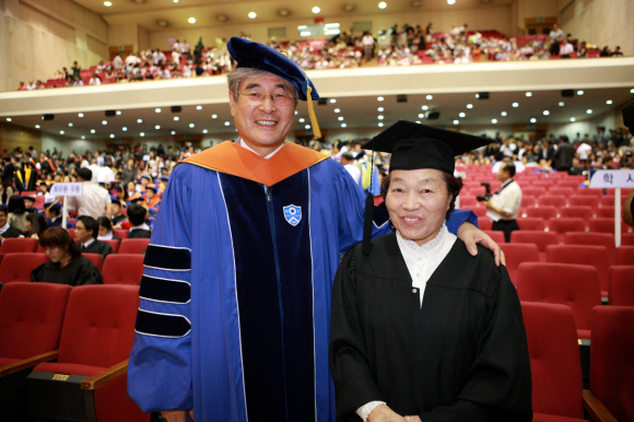 28일 열린 연세대 후기학위수여식에서 남영숙(오른쪽)씨가 김한중 연세대총장과 기념사진을 찍고 있다. 연세대 제공
