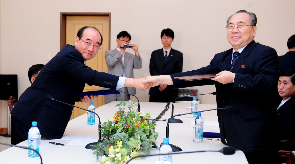 남북적십자회담 마지막날인 28일 금강산호텔에서 열린 종결회의에서 남측 수석대표인 김영철(왼쪽) 대한적십자사 사무총장과 북측 수석대표인 최성익 조선적십자사 중앙위원회 부위원장이 합의문을 교환한 뒤 악수하고 있다. 금강산 손형준기자 boltagoo@seoul.co.kr