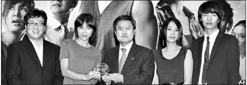 28일 부산시청 국제회의실에서 열린 영화 해운대 관객 1000만명 돌파 기념행사에서 허남식 시장이 윤제균 감독과 출연 배우들에게 감사패를 전달한 뒤 기념촬영을 하고 있다. 왼쪽부터 윤 감독, 영화배우 하지원, 허 시장, 강예원, 이민기. 부산시 제공 