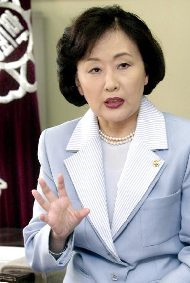 기업들의 탄소 정보 공개를 이끌고 있는 김명자 전 환경부 장관. 현재 탄소정보공개 프로젝트 한국위원장을 맡고 있는 김 전 장관은 탄소 무역장벽에 대비해 능동적인 준비가 필요하다고 강조했다. 서울신문 포토라이브러리