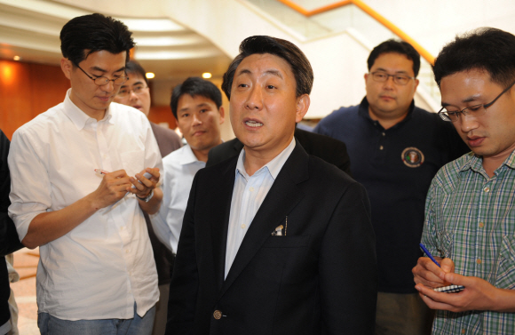 이동관(앞줄 가운데) 청와대 대변인이 30일 춘추관에서 청와대 참모진 개편과 개각 관련 브리핑을 마친 뒤 기자들의 질문에 답하고 있다. 최해국기자 seaworld@seoul.co.kr