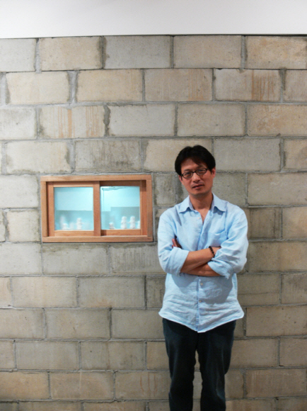 유령이 숨어있는 창문 옆에 선 김동연 작가.
