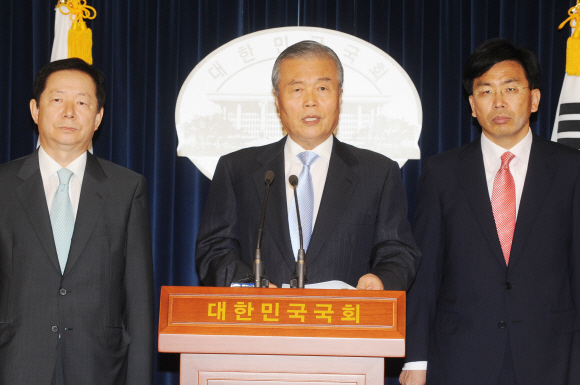 국회의장 자문기구인 헌법연구자문위원회 김종인(가운데) 위원장이 31일 국회 기자회견장인 정론관에서 권력구조 개편과 상시국회제 도입 등의 내용을 담은 개헌안 최종 보고서를 발표하고 있다. 이호정기자 hojeong@seoul.co.kr