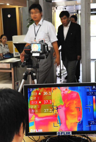 31일 정부과천청사 민원실 입구에 설치된 체온 검사장비의 모니터에 출입자들의 체온이 자동으로 표시되고 있다.  이언탁기자 utl@seoul.co.kr