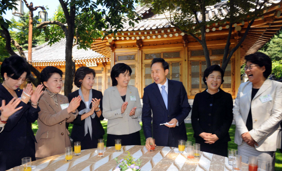 이명박(오른쪽에서 세번째) 대통령이 1일 청와대 상춘재에서 한나라당 여성 국회의원들을 초청해 오찬을 함께하기에 앞서 환담하고 있다. 이 대통령 오른쪽은 부인 김윤옥여사. 최해국기자 seaworld@seoul.co.kr