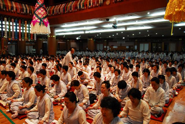 서울 관문사 100만독 불사에 참석한 불자들이 ‘관세음보살’을 암송하고 있다.  천태종 제공 