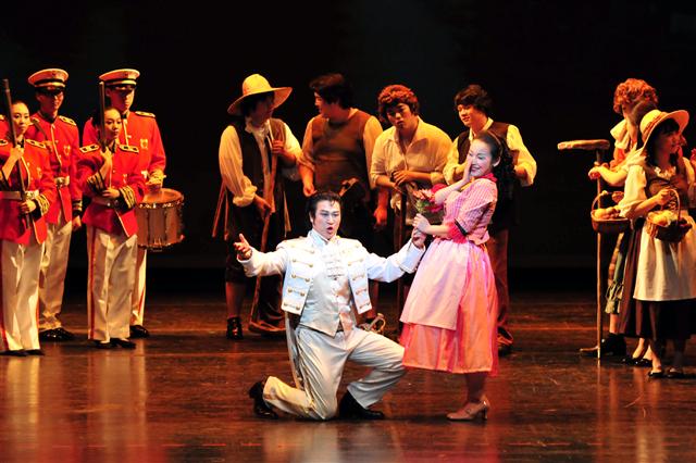 고양문화재단과 대전문화예술의전당, 대구오페라하우스가 참여해 만든 ‘사랑의 묘약’ 중 한 장면. 대구오페라하우스 제공