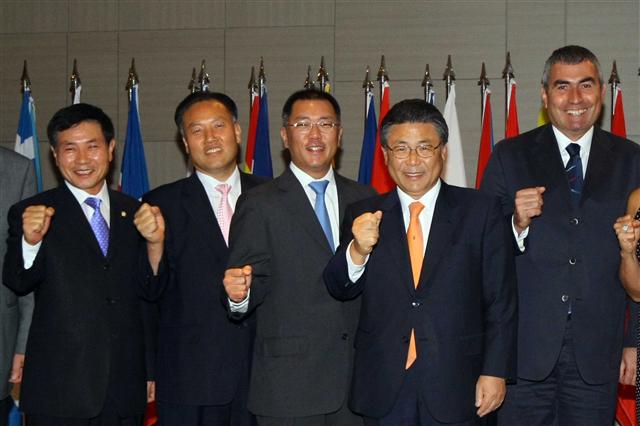 31일 울산체육공원에서 열린 세계양궁선수권대회 전야제에서 박선구(왼쪽부터) 울산 남구 의장, 박부환 울산시의회 부의장, 정의선 현대자동차 부회장, 박맹우 울산시장, 우거 에르데너 세계양궁연맹회장이 파이팅을 외치고 있다. 현대기아차 제공 