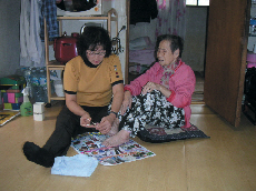 서울 당산2동에 사는 한 홀몸 노인이 ‘독거노인지킴이’ 서비스를 통해 자원봉사자에게서 발톱손질을 받고 있다. 영등포구 제공