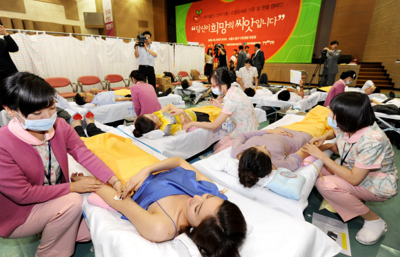 2일 서울 을지로 중구구민회관에서 ‘조혈모세포 기증 및 헌혈행사’에 참가한 2009 미스코리아와 관계자들이 헌혈하고 있다. 케이블TV방송협회가 주최한 이 행사는 조혈모세포 기증과 헌혈 활성화 등 생명나눔 활동에 관심을 높이기 위해 마련됐다. 류재림기자 jawoolim@seoul.co.kr