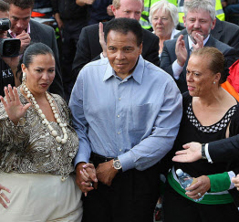 전설적인 복서 무하마드 알리(가운데)가 1일(현지시간) 증조부 아베 그레이디의 고향인 아일랜드 이니스에 도착해 주민들의 열렬한 환영을 받고 있다. 이니스 AP 특약