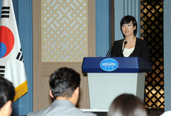 청와대 김은혜 대변인이 3일 오후 춘추관에서 정운찬 국무총리 내정자를 비롯해 개각 명단을 발표하고 있다. 최해국기자 seaworld@seoul.co.kr