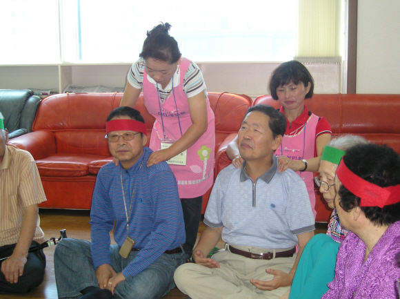 3일 오전 경기 군포시 당동 성민요양보호사교육원에서 농협 요양보호사 양성교육 과정을 이수중인 김영숙(오른쪽 뒤)씨와 강명순씨가 실습을 나와 노인들의 윷놀이를 돕고 있다.