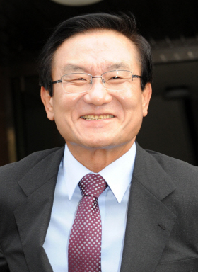 3일 서울 동부이촌동 자택 앞에서 소감을 밝히는 이귀남 법무부장관 내정자. 도준석기자 pado@seoul.co.kr