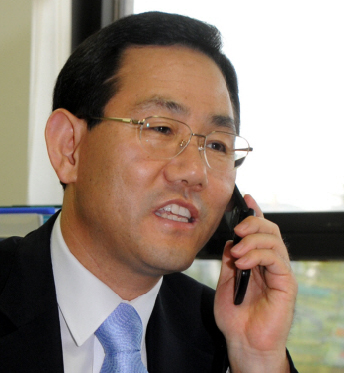 3일 오후 축하 전화를 받고 있는 주호영 특임(정무)장관 내정자. 안주영기자 jya@seoul.co.kr