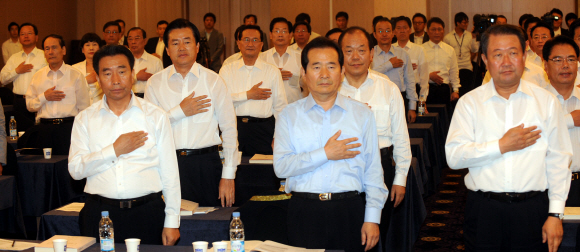 정세균(앞줄 가운데) 대표를 비롯해 민주당 의원들이 3일 정기국회 전략과 당의 진로를 논의하기 위해 서울 양재동 교육문화회관에서 워크숍을 갖기에 앞서 국민의례를 하고 있다.  안주영기자 jya@seoul.co.kr 