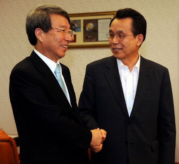 차기 국무총리로 내정된 정운찬(왼쪽) 전 서울대 총장이 4일 오전 서울 세종로 정부중앙청사 총리 집무실을 방문, 한승수 총리와 인사를 나누고 있다.  이언탁기자 utl@seoul.co.kr