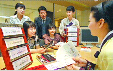 올 추석을 앞두고 백화점들이 선보인 300만~3000만원의 고액상품권이 잘 팔려 나가고 있다.  서울신문 포토라이브러리