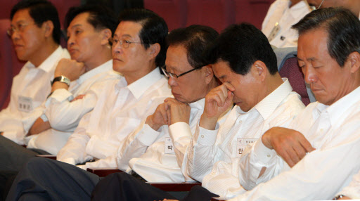 4일 충남 천안 재능교육연수원에서 열린 한나라당 의원 연찬회에서 박희태(왼쪽에서 두번째) 대표와 소속 의원들이 정책보고를 듣고 있다. 천안 연합뉴스