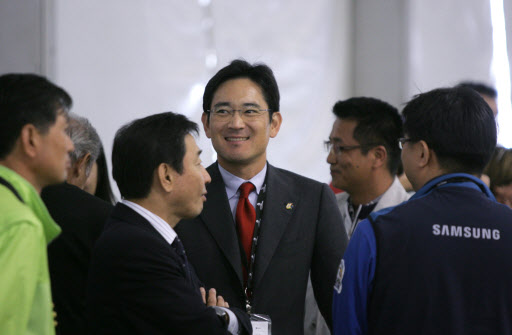이재용(사진 가운데) 삼성전자 전무가 캐나다 캘거리에서 열린 제 40회 국제기능올림픽대회장을 둘러보며 참가자 및 대회 관계자들과 얘기를 하고 있다. 삼성그룹제공