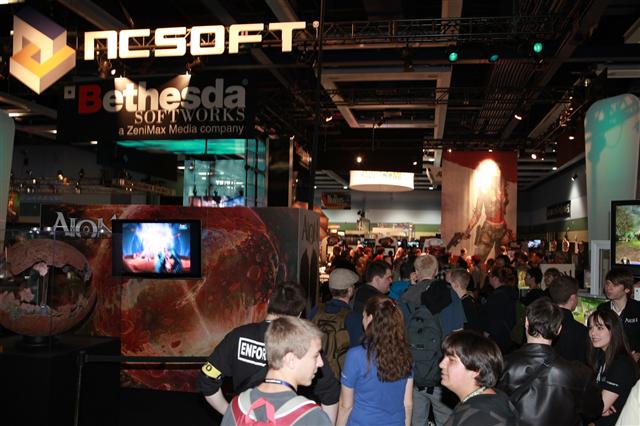 지난 4일 미국 시애틀에서 열린 게임 전시회 ‘팍스 2009’에 참가한 북미 게이머들이 엔씨소프트 부스에 운집해 있다.