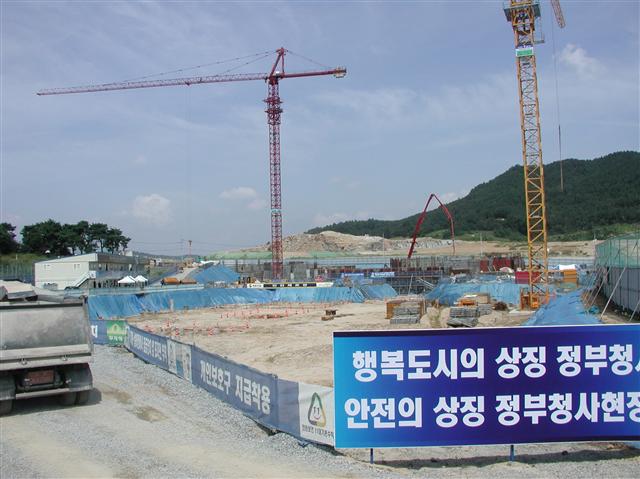 6일 골조 작업이 한창인 충남 행정중심복합도시 예정지의 총리실 청사 신축현장.