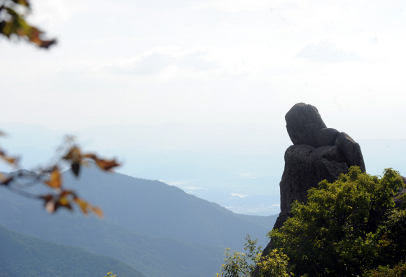 색다른 산세를 자랑하는 대구 비슬산. 대견사터 근처에 우뚝한 부처바위가 속세의 번뇌를 떨치지 못한 듯 산자락을 굽어보고 있다.  대구 안주영기자 jya@seoul.co.kr