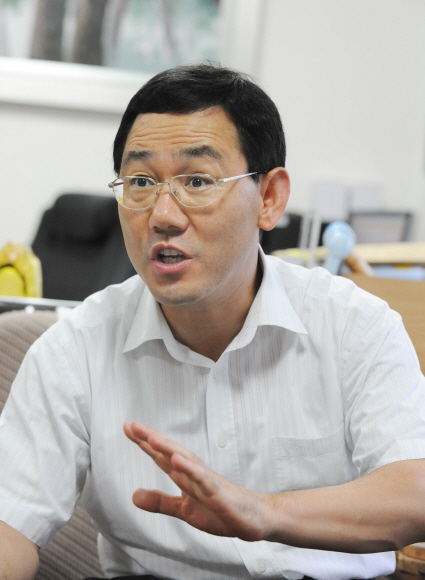 신임 특임(정무) 장관에 내정된 한나라당 주호영 의원이 7일 여의도 국회 의원회관 사무실에서 서울신문과 인터뷰를 갖고 향후 역할에 대한 구상을 밝히고 있다. 이호정기자 hojeong@seoul.co.kr