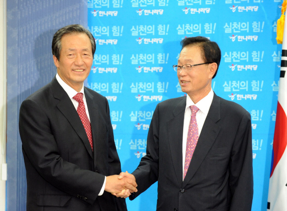 한나라당 박희태(오른쪽) 전 대표가 7일 여의도 당사 기자실에서 경남 양산 재선거 출마를 위해 당 대표를 사퇴한다는 기자회견을 가진 뒤 정몽준 신임 대표와 악수하고 있다. 이호정기자 hojeong@seoul.co.kr