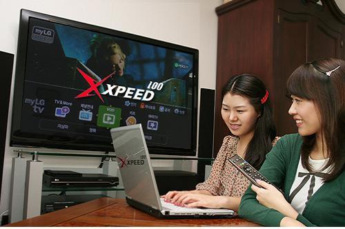 LG파워콤 가입자들이 주택지역 100Mbps 초고속인터넷 서비스 ‘엑스피드100’을 이용하고 있다.  LG파워콤 제공