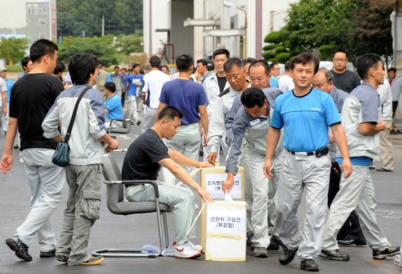8일 오후 평택 쌍용자동차 공장에서 노조원들이 민주노총 탈퇴 여부를 놓고 찬반 투표를 하고 있다. 김명국기자 daunso@seoul.co.kr