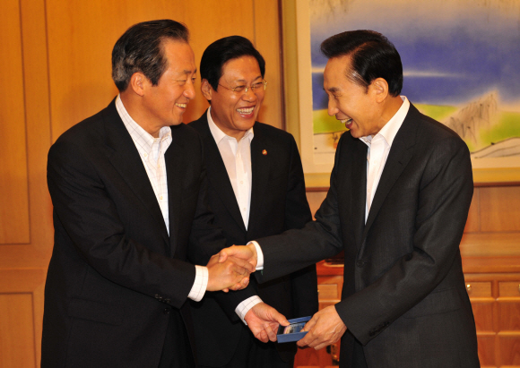 “당비 내라고”  이명박(오른쪽) 대통령이 9일 청와대에서 한나라당 정몽준(왼쪽) 대표와 조찬을 하기에 앞서 악수하고 있다. 가운데는 한나라당 장광근 사무총장. 이 대통령이 새로 제작된 당원증을 전달받고 “당비를 내라고 주시는군요.”라고 말하자 정 대표와 장 총장이 웃고 있다. 최해국기자 seaworld@seoul.co.kr