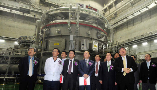 9일 이경수(앞줄 오른쪽) 국가핵융합연구소장이 안병만(왼쪽에서 일곱 번째) 교육과학기술부 장관을 비롯한 과학기술계 인사들에게 핵융합연구장치(KSTAR)의 가동과 연구목표 등에 대해 설명하고 있다. 국가핵융합연구소 제공